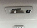 車内の空気を循環し後席まで素早く快適にしてくれるシーリングファン(プラズマクラスター搭載)♪暑い季節もムラなく涼しく、快適さがUP!エアコン前に扇風機を置くと効率が良いと言われる、あの発想ですw