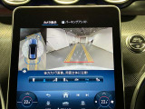 【全方位型モニター】クルマを上空から見下ろしているかのように、直感的に周囲の状況を把握できる全方位型モニター。狭い場所での駐車でも周囲が映像で確認できます。