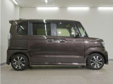 リアには左右スライドドアを採用。狭い駐車場でも開閉しやすく、強風の日でもドアが煽られにくくなっております。小さなお子さまやご年配の方も安心して乗り降りできます。