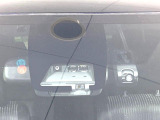 【プリクラッシュセーフティ】前方の車両等を検知し、衝突しそうな時は警報で注意を促し、ブレーキを踏む力をサポート。ブレーキを踏めなかった場合は衝突被害軽減ブレーキが作動、衝突回避をサポートします。