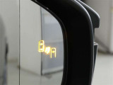 ブラインドスポットモニター装備。隣車線を走る車両を検知。ドアミラーでは確認しにくい後、側方エリアに存在する車両や急接近してくる車両も検知しドアミラーに搭載されたLEDインジケーターが点灯します。