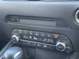 【 左右分離型フルオートエアコン 】運転席と助手席でそれぞれお好みの温度設定が可能で全席にも適切な空調をお届け致します!//