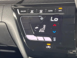 【オートエアコン】一度お好みの温度に設定すれば、車内の温度を検知し風量や温度を自動で調整。暑い&hellip;寒い&hellip;と何度もスイッチ操作をする必要はありません。快適な車内空間には必須の機能ですね♪