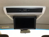 天井にリア席モニターが付いています。ナビゲーションで再生しているDVD等の映像を、後部座席の方にご覧いただくことができます。お子様にも大人気です。