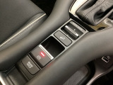セレクターノブの下に、3つの異なる加速感を楽しめるドライブモードスイッチがついています。一般道、雪道、エコ走行など、シーンに合わせて最適な加速感を楽しめるドライブモードスイッチです。