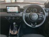 視界広々で非常に運転しやすくロングドライブでも疲れを感じさせないすっきりとまとまったインパネ周りです。