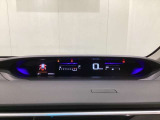 中央にデジタル表示のスピードメーターを配したハイブリット専用メーターになっています。左側のインフォメーション画面で燃費などの情報を確認できます。