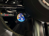 メルセデスのシートは少し硬めになっております。長時間の運転の際、適度な反発があることでお尻や腰の負担を減らす効果が御座います。