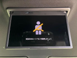 【14型有機ELフリップダウン】三列目からでも迫力のエンタメが観れる大画面フリップダウン。有機ELのモニターでは、一般的なフリップダウンよりも高コントラストでキレイな映像を楽しめます。