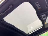 【ガラスルーフ】ガラスルーフ搭載で車内の解放感が一気にアップ!開放的なドライブをお楽しみいただけます。