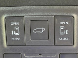 【両側パワースライドドア】スマートキーや運転席のスイッチで後席両側スライドドアの開閉が可能♪電動だから力を入れてドアを開ける必要が無く、小さなお子様でも簡単に開け閉めでき快適です♪