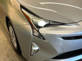【LEDヘッドライト】悪天候や夜間走行時も良好な視界を確保し安心して運転できる高輝度LEDヘッドライトを装備!点灯速度が早く、消費電力も抑えられています。