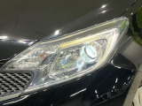 【HIDヘッドライト】非常に明るく前方を照らしてくれるので、悪天候や夜間の走行時も視界良好で安心してお乗りいただけます。