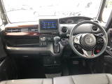【インパネ全体】手が届きやすく、どなたでも運転しやすいです。シンプルで使いやすい設計になっています!