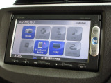 ナビゲーションは純正メモリーナビ(VXM-145VSi)を装着しております。AM、FM、CD、DVD再生、Bluetooth、ワンセグTVがご使用いただけます。初めて訪れた場所でも安心ですね!