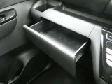 助手席側には引き出し式の小物入れが備わっています。