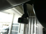 ドライブレコーダーは、車の運転中に前方の映像を記録する装置です。万が一の事故の際に、状況を記録して証拠として利用することができます。