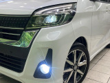 【LEDヘッドライト】悪天候や夜間走行時も良好な視界を確保し安心して運転できる高輝度LEDヘッドライトを装備!点灯速度が早く、消費電力も抑えられています。