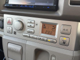【オートエアコン】一度お好みの温度に設定すれば、車内の温度を検知し風量や温度を自動で調整。暑い&hellip;寒い&hellip;と何度もスイッチ操作をする必要はありません。快適な車内空間には必須の機能ですね♪
