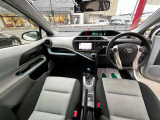 インパネ廻りの写真です。フロアーCVTですので、運転がしやすいです。純正HDDナビ付きですので、ドライブやご旅行にとても便利です。