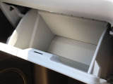手の届く範囲にたくさんの収納があります。小物の整理に便利ですね。