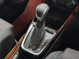 【フロアシフト】直感的な操作性や手に取りやすいレバー位置が特徴です。MTモードはエンジンブレーキやパワフルな加速を要する際など様々なケースで活躍。