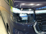 【LEDヘッドライト】悪天候や夜間走行時も良好な視界を確保し安心して運転できる高輝度LEDヘッドライトを装備!点灯速度が早く、消費電力も抑えられています。