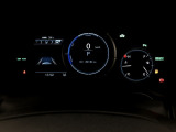 F SPORT専用メーターです。左側のマルチインフォメーションディスプレイには、Gモニターやブーストメーター等を表示します。