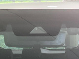 【プリクラッシュセーフティ】前方の車両等を検知し、衝突しそうな時は警報で注意を促し、ブレーキを踏む力をサポート。ブレーキを踏めなかった場合は衝突被害軽減ブレーキが作動、衝突回避をサポートします。