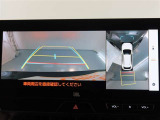 パノラミックビューモニター付きです。車両を上から見たような映像をモニター画面に表示。運転席からの目視では見にくい、車両周辺の状況をリアルタイムでしっかり確認できます。