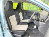 運転席まわりには十分なスペースがあり、大柄な方でもゆったり運転していただける環境です。
