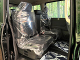 セカンドシートは中央部が可動式となっており、スライドすれば通路スペースが登場!前後の移動がとっても簡単です♪もちろん、8名乗車時も快適な座り心地のシートとなっています♪