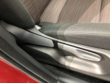 運転席シート座面は上下アジャスター付きです。お好みの位置に調整可能です。