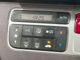 【オートエアコン】一度お好みの温度に設定すれば、車内の温度を検知し風量や温度を自動で調整。暑い&hellip;寒い&hellip;と何度もスイッチ操作をする必要はありません。快適な車内空間には必須の機能ですね♪
