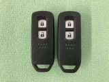 スマートキーを装備しています。鍵を差し込むことなくドアロックの開け閉めと、スタートボタン操作でのエンジンスタートができます。スペアキーも同じものを用意しております。