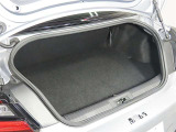 スポーツカーでも日常使いには、十分な積載容量のあるトランクスペースです!更にたくさんの荷物や長めの荷物を積みたい時は、リヤシートのシートバックを倒してトランクスペースの積載容量UPで対応できます!