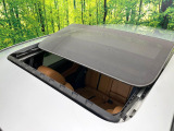【大型サンルーフ】車内の解放感が一気に上がる大型のパノラマルーフ!季節を問わず開放的で快適なドライブをお楽しみいただけます。流通量も少なく希少価値の高い人気の装備です♪