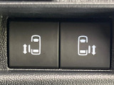 【両側パワースライドドア】スマートキーや運転席のスイッチで後席両側スライドドアの開閉が可能♪電動だから力を入れてドアを開ける必要が無く、小さなお子様でも簡単に開け閉めでき快適です♪