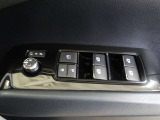 パワーウィンドウスイッチで運転席から全席の窓の開閉ができます。