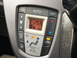 【オートエアコン】一度お好みの温度に設定すれば、車内の温度を検知し風量や温度を自動で調整。暑い&hellip;寒い&hellip;と何度もスイッチ操作をする必要はありません。快適な車内空間には必須の機能ですね♪