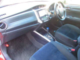 カローラフィールダーハイブリッドGならではの機能的なインパネまわり。見通しの良い視界と使いやすいナビが快適なドライブをサポートします。毎日乗る空間だからこそ清潔感こだわり丁寧に仕上げており、CAR