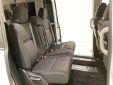 2列目シートは背もたれの角度調節ができるベンチシートになっております。長距離運転になってもゆったりとできるように、カップホルダー付きアームレストがついてます。