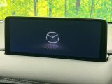 【10.25インチマツダコネクト】車内の雰囲気にマッチした大型ディスプレイ。スマホ接続でのナビ使用やBluetooth再生等、様々な機能が楽しめます。直感的なダイヤル操作が可能で、使い勝手も良好です。