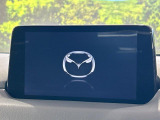 【8インチマツダコネクト】車内の雰囲気にマッチした大型のディスプレイ。スマホ接続でのナビ使用やBluetooth再生等、様々な機能が楽しめます。直感的なダイヤル操作が可能で、使い勝手も良好です。