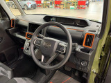 展示車両、並びに展示場の清掃を心掛けております。お車もご納車前にしっかり洗車して、清潔感が感じられる状態でお渡し致します。