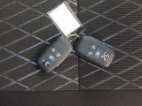 電子キーをポケットやカバンに入れているだけで、ドアの開錠・施錠が行えます。荷物を抱えていてもラクラク開閉です。エンジン始動も行えます。