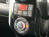 【オートエアコン】一度お好みの温度に設定すれば、車内の温度を検知し風量や温度を自動で調整。暑い&hellip;寒い&hellip;と何度もスイッチ操作をする必要はありません。快適な車内空間には必須の機能ですね♪