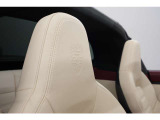 ヘッドレストには「PORSCHE」ロゴのエンボス加工を施し、細部にまでこだわりを感じさせる特別な仕上がりに。911タルガ4 GTSならではの上質でスポーティな室内空間を演出しています。