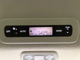 【リアオートエアコン】広い後部座席には必須の機能!風量や温度を自動で調整し前席と同様な車内環境にしてくれるリアオートエアコンを装備。夏の暑さも冬の寒さもストレスなく快適にお過ごしいただけます♪