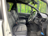 運転席まわりには十分なスペースがあり、大柄な方でもゆったり運転していただける環境です。